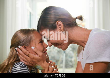 Mutter an ihre Tochter mit Liebe Stockfoto