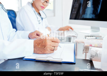 Kardiologe, Patienten einchecken Testergebnisse Stockfoto