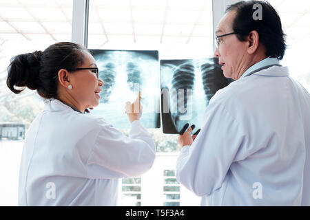 Chirurgen zu streiten, x-ray Ergebnisse Stockfoto