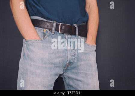 Mann hält beide Hände in den Taschen. Close Up. Stockfoto