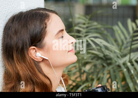 Junge Frau guter Musik genießen Stockfoto