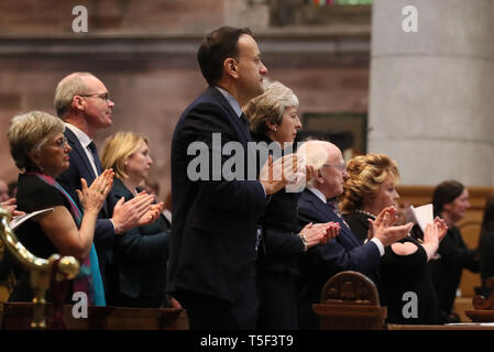 Taoiseach Leo Varadkar, Premierminister Theresa May, Präsident Michael D Higgins und Lord Lieutenant von Belfast Frau Isabelle Jay-O'Boyle während der Trauerfeier für ermordeten Journalisten Lyra McKee in St. Anne's Cathedral in Belfast. Stockfoto