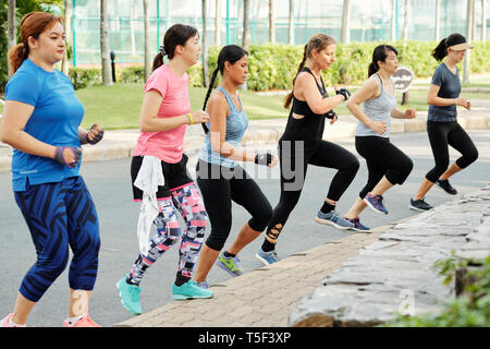 Frauen laufen im Freien Stockfoto