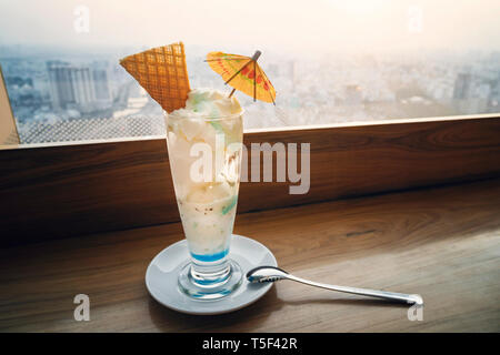 Blaue Milch Shake. Schönen Dessert im Restaurant. Weißes Eis auf dem Tisch im Cafe mit schöner Aussicht. Stockfoto