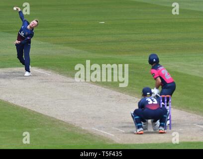 Matthäus Parkinson Bowling im Match zwischen Lancashire und Northants im Emirates Old Trafford Stockfoto