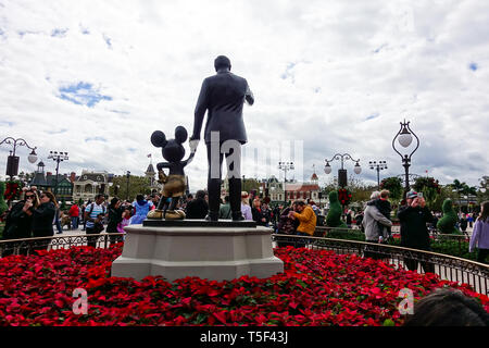 Orlando, FL/USA - 02/10/18: Horizontal zurück Ansicht von Walt Disney und Mickey Mouse Partner Statue mit Blick auf Main Street USA in Disney World. Stockfoto