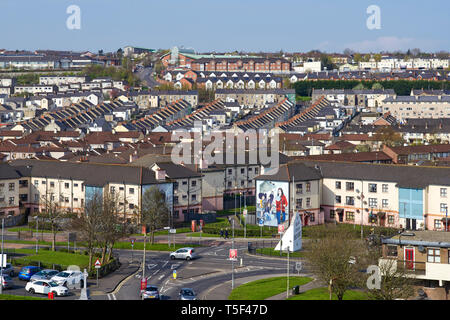 Mit Blick auf den Bogside Bereich von Londonderry in den dicht besiedelten hauptsächlich katholischen Bereich der Free Derry. Stockfoto