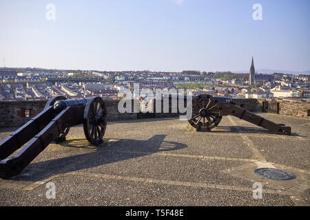 Zwei Kanonen in der Belagerung von Londonderry mit Blick auf die Bogside Gegend der Stadt verwendet Stockfoto