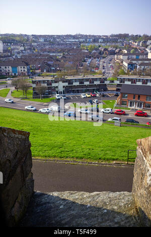 Mit Blick auf den Bogside Bereich in den dicht besiedelten hauptsächlich katholischen Bereich Freien Londonderry Derry von der Stadtmauer Stockfoto