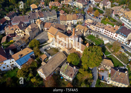 Mit der Kirche des ehemaligen Cluniazensischen Abtei Romainmotier im Zentrum der Stadt, Romainmôtier - Neid, Kanton Waadt, Schweiz Romainmoitier Stockfoto