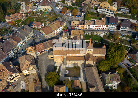 Mit der Kirche des ehemaligen Cluniazensischen Abtei Romainmotier im Zentrum der Stadt, Romainmôtier - Neid, Kanton Waadt, Schweiz Romainmoitier Stockfoto