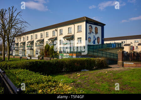 Plakate auf den Seiten des Gehäuses Bausteine in der Bogside Bereich von Derry/Londonderry lackiert Stockfoto