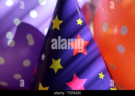 Bunte gepunktete Ballons und Papier hat in helles Licht in den ersten Mai Stockfoto