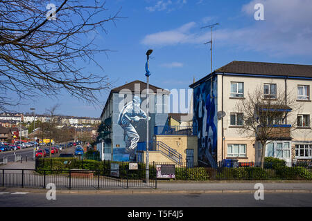 Politische Plakate in der Bogside Bereich von Londonderry/Derry malte auf den Seiten des Gehäuses blockiert Stockfoto