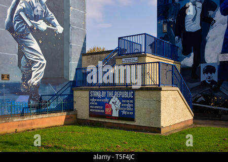 Politische Plakate in der Bogside Bereich von Londonderry/Derry malte auf den Seiten des Gehäuses blockiert Stockfoto