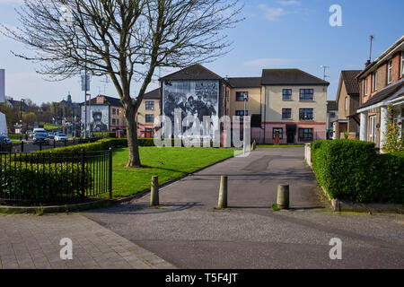 Politische Plakate in der Bogside Bereich von Londonderry/Derry malte auf den Seiten des Gehäuses blockiert Stockfoto