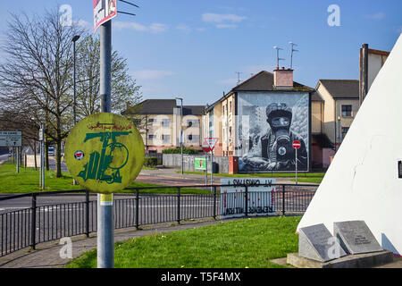 Politische Plakate in der Bogside Bereich von Londonderry/Derry malte auf den Seiten des Gehäuses blockiert Stockfoto