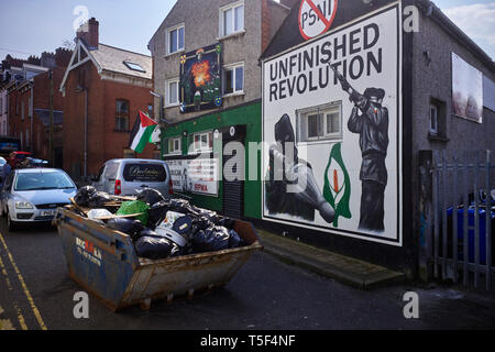 Politische Plakate in den Chamberlain Straße Bereich von Londonderry/Derry malte auf der Seite von Informationen shop Stockfoto