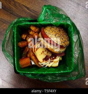 Fast food Abfall in einer biologisch abbaubaren Müllsack Stockfoto