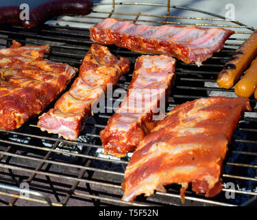 Gegrillte Schweinerippchen schläfrig und Würstchen, Ansicht schließen Stockfoto