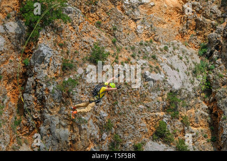 IMOTSKI, KROATIEN - Mai 06: ein Mann tun, Seil springen über der Roten See, Split-dalmatien, Imotski, Kroatien am 06.Mai 2018 in Imotski, Kroatien. Stockfoto