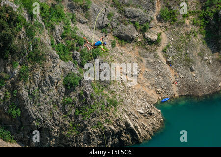 IMOTSKI, KROATIEN - Mai 06: ein Mann tun, Seil springen von einem Highline oberhalb der Roten See, Split-dalmatien, Imotski, Kroatien am 06.Mai 2018 in Imotski, Kroatien. Stockfoto