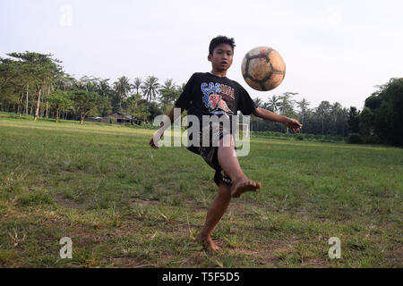 Wm-Fieber zu entfernten Teilen des Landes, Kinder des Dorfes genießen wirklich Fußball spielen mit ihren Freunden Stockfoto