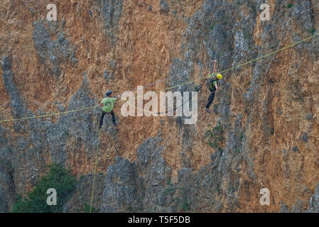 IMOTSKI, KROATIEN - Mai 06: ein Mann tun, Seil springen von einem Highline die Rote See, Split-dalmatien, Imotski, Kroatien am 06.Mai 2018 in Imotski, Kroatien. Stockfoto