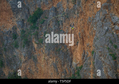 IMOTSKI, KROATIEN - Mai 06: ein Mann tun, Seil springen von einem Highline die Rote See, Split-dalmatien, Imotski, Kroatien am 06.Mai 2018 in Imotski, Kroatien. Stockfoto