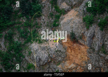 IMOTSKI, KROATIEN - Mai 06: ein Mann tun, Seil springen von einem Highline die Rote See, Split-dalmatien, Imotski, Kroatien am 06.Mai 2018 in Imotski, Kroatien. Stockfoto