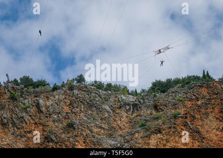 IMOTSKI, KROATIEN - Mai 06: ein Mann tun, Seil springen von einem Raum net oberhalb der Roten See, Split-dalmatien, Imotski, Kroatien am 06.Mai 2018 in Imotski, Kroatien. Stockfoto