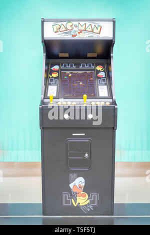 TERRASSA, SPANIEN - 19. MÄRZ 2019: Pac-Man Arcade/coin-op-Maschine im Nationalen Museum für Wissenschaft und Technologie von Katalonien Stockfoto