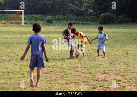 Wm-Fieber zu entfernten Teilen des Landes, Kinder des Dorfes genießen wirklich Fußball spielen mit ihren Freunden Stockfoto