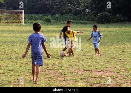 Wm-Fieber zu entfernten Teilen des Landes, Kinder des Dorfes genießen wirklich Fußball spielen mit ihren Freunden Stockfoto