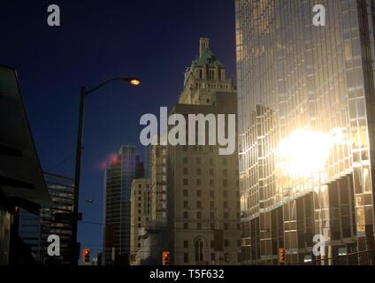 TORONTO, KANADA - 8. Januar. 2012: grelles Licht der untergehenden Sonne im Glas fassade des Hochhauses wider Stockfoto