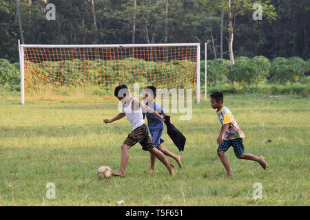 Wm-Fieber zu entfernten Teilen des Landes, Kinder des Dorfes genießen wirklich Fußball spielen mit ihren Freunden Stockfoto