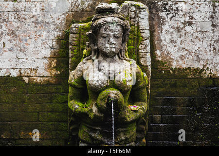 Alte Statue Brunnen am Tempel auf Bali, Indonesien Stockfoto