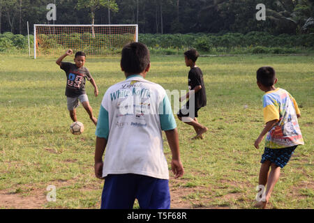 Wm-Fieber zu entfernten Teilen des Landes, Kinder des Dorfes genießen wirklich Fußball spielen mit ihren Freunden Stockfoto