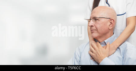 Gesundheit Besucher und ein älterer Mann im Hause besuchen. Glückliche Patienten hält Betreuer für eine Hand, während Zeit miteinander zu verbringen Stockfoto