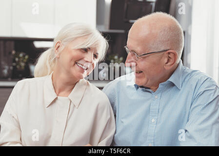 Gerne älteres Paar zu Hause lacht. Ruhestand senior Paar lifestyle living Konzept Stockfoto