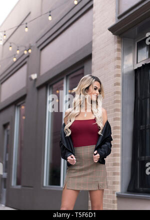 Hübsche Blondine in der Innenstadt in der Straße. Stockfoto