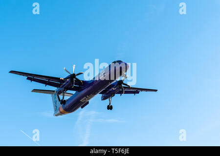 London, Großbritannien - 17, Februar 2019: Flybe eine britische Fluggesellschaft in England gegründet, Flugzeuge des Typs De Havilland Canada DHC -8-400 Fliegen auf blauen Himmel backgro Stockfoto