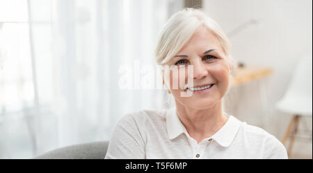 Portrait von lächelnden älteren Frau. Konzept der Lifestyle Foto mit Kopie Raum Stockfoto