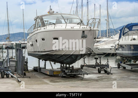 SAN RAPHAEL, Frankreich - April 2019: Luxus Motor Cruiser aus Wasser auf einem Wagen in eine Werft in San Raphael Stockfoto