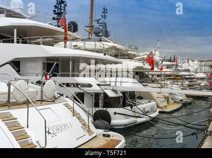 CANNES, Frankreich - April 2019: superyachten bis in den Hafen von Cannes gebunden. Stockfoto