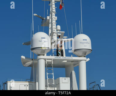 CANNES, Frankreich - April 2019: Person auf eine Superyacht im Hafen von Cannes ist die Vorbereitung für die Charta Saison Stockfoto