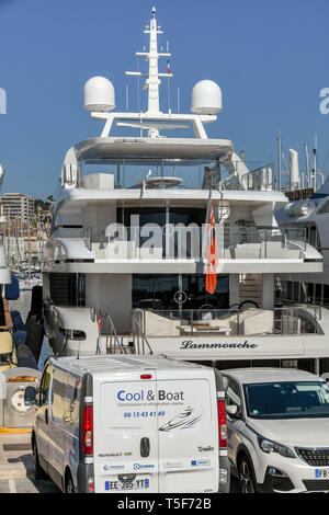 CANNES, Frankreich - April 2019: Der Auftragnehmer van auf der Hafenpromenade vor einer Superyacht im Hafen von Cannes geparkt. Stockfoto