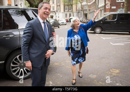 Führer der Partei Brexit Nigel Farage mit ehemaligen Tory minister Ann Widdecombe, die von den Konservativen Bruised die Brexit Partei, in Westminster, London zu verbinden hat. Stockfoto