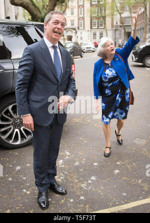 Führer der Partei Brexit Nigel Farage mit ehemaligen Tory minister Ann Widdecombe, die von den Konservativen Bruised die Brexit Partei, in Westminster, London zu verbinden hat. Stockfoto