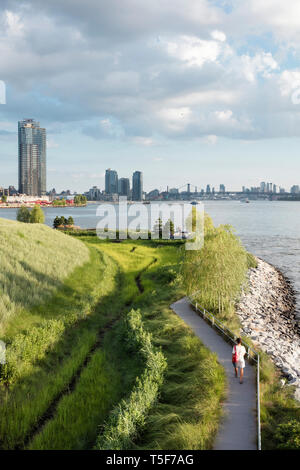 Blick auf das Vorgebirge von den Blicken im Hunters Point South Park. Hunters Point South Park, New York, United States. Architekt: SWA/Balsley in Col Stockfoto